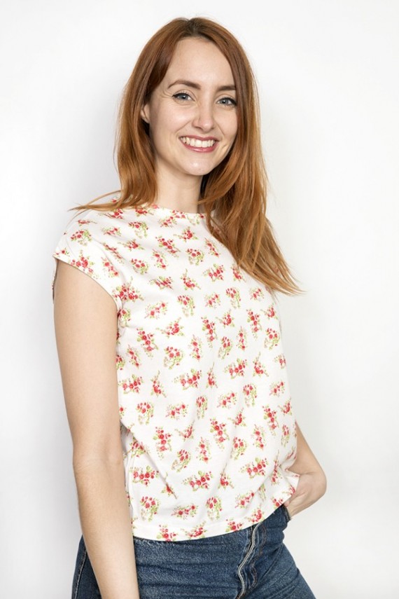 Camiseta SusiSweetdress  blanca con flores pequeñas rojas y verdes