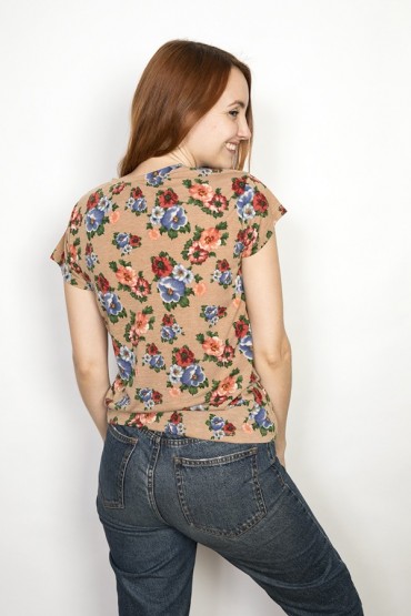 Camiseta SusiSweetdress  marrón con flores grandes rosas y azules