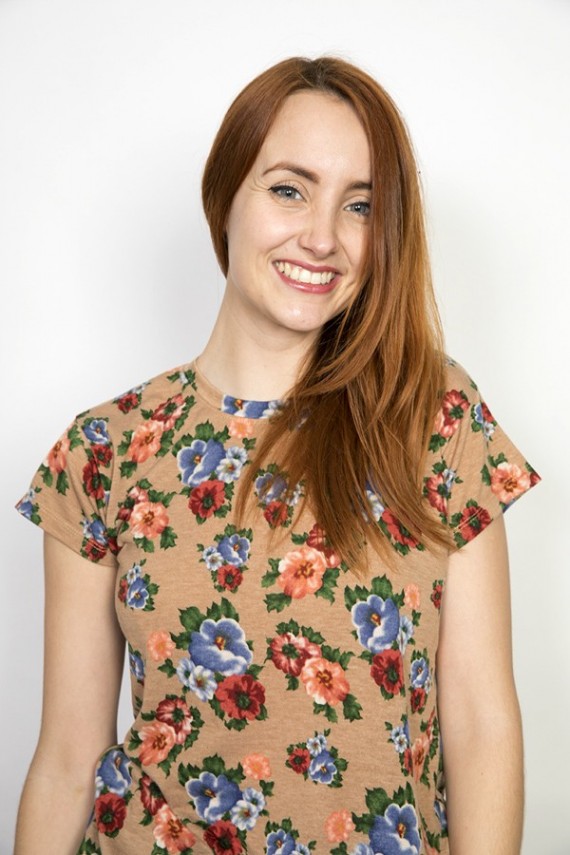Camiseta SusiSweetdress  marrón con flores grandes rosas y azules