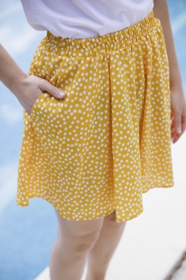 Falda mini amarilla con flores blancas