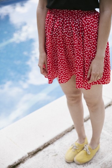 Falda mini roja con flores blancas