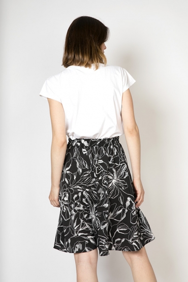 Falda midi negra con flores blancas