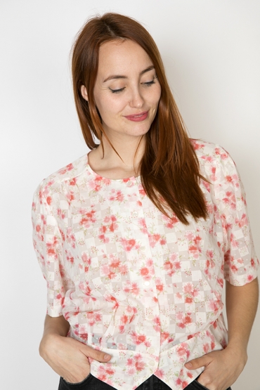 Camisa vintage blanca con flores rojas