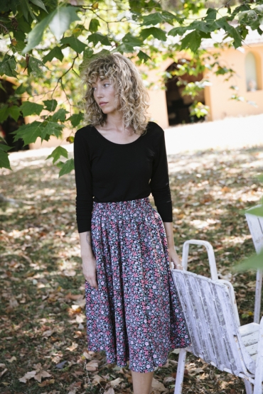 Falda larga negra con flores rojas y pastel