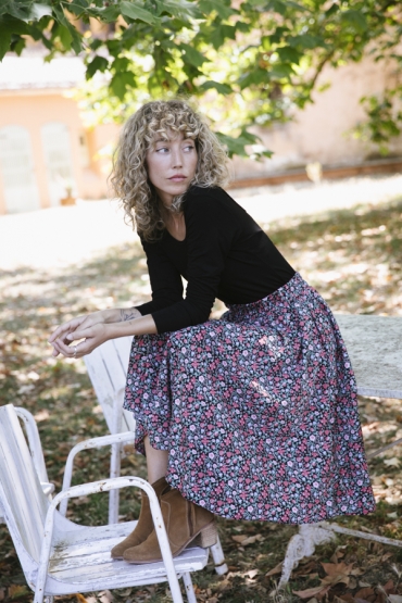 Falda larga negra con flores rojas y pastel