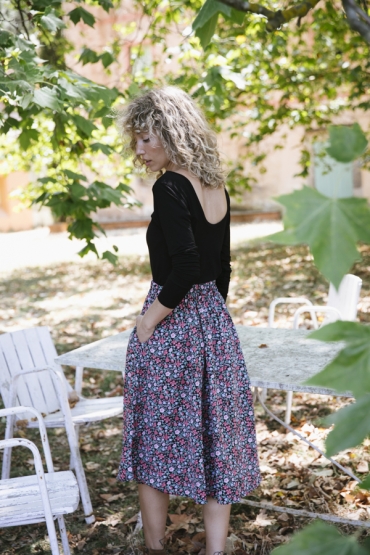 Falda larga negra con flores rojas y pastel