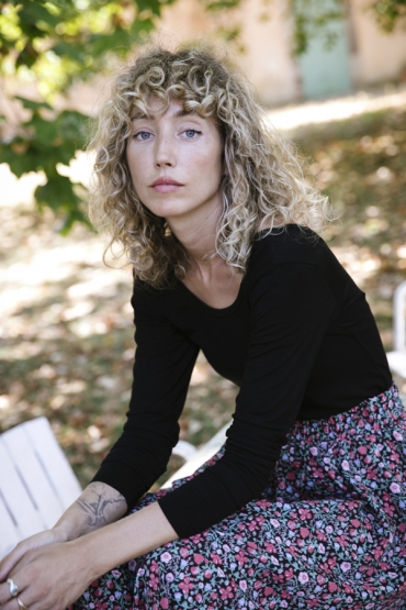 Falda larga negra con flores rojas y pastel