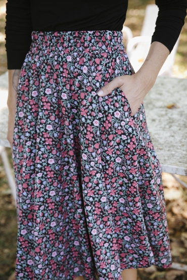 Falda larga negra con flores rojas y pastel