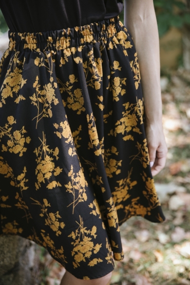 Falda midi negra con flores marrones