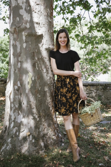 Falda midi negra con flores marrones