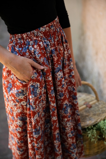 Falda larga anaranjada con flores blancas y azules