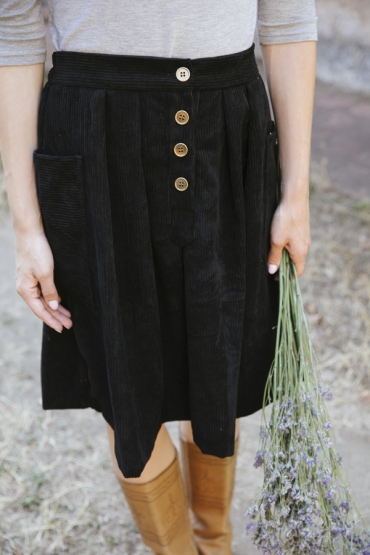 Falda midi de pana fina negra con botones delanteros
