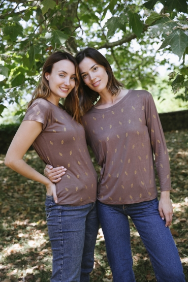 Camiseta SusiSweetdress marrón con hojas doradas