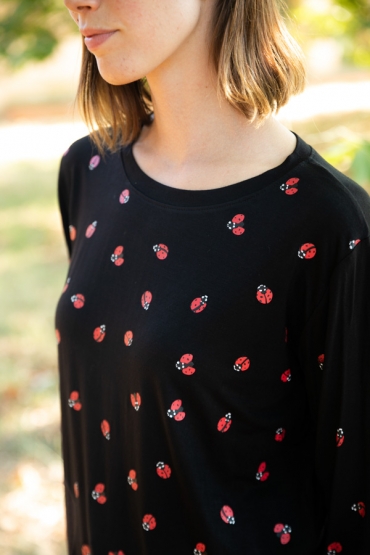 Camiseta SusiSweetdress negra con mariquitas rojas manga larga