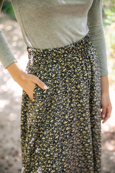 Falda maxi larga negra con flores gris y amarillas