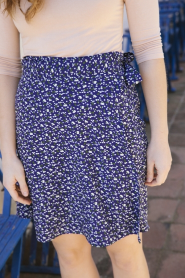 Falda mini cruzada azul con flores pequeñas blancas