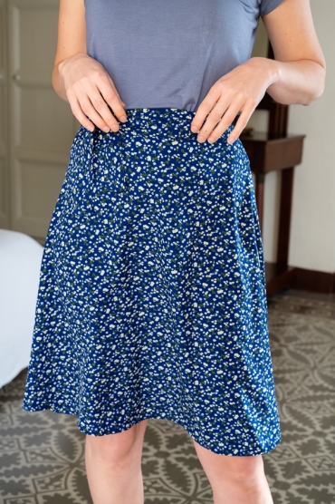 Falda midi cruzada azul con flores blancas