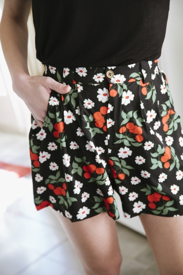 Shorts negros con flores