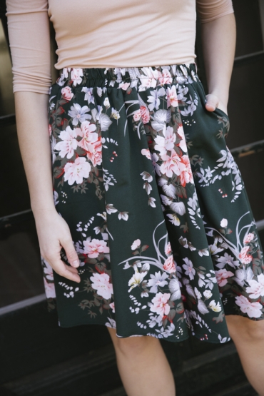 Falda midi verde oscuro con flores blancas y rosas