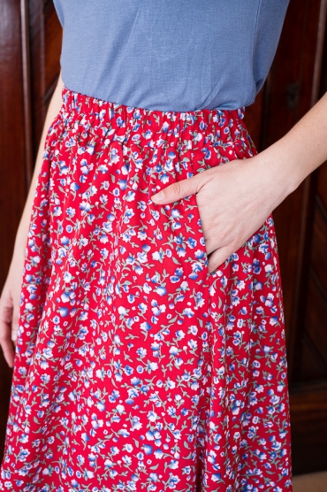 Falda midi roja con flores azules