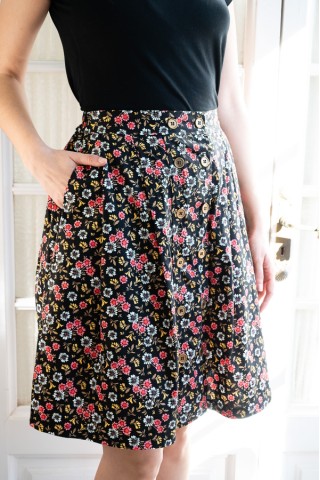 Falda midi negra con flores botones delanteros