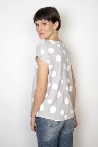 Camiseta SusiSweetdress gris pastel con topos blancos