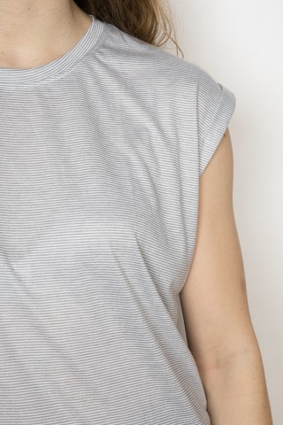 Camiseta SusiSweetdress gris y rayas blancas finas