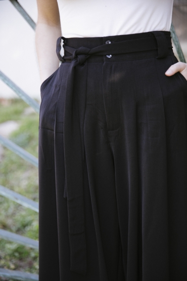 Pantalón palazzo negro sedoso