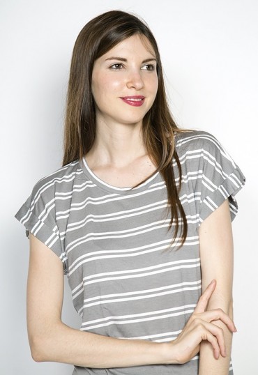 Camiseta SusiSweetdress gris con raya doble blanca