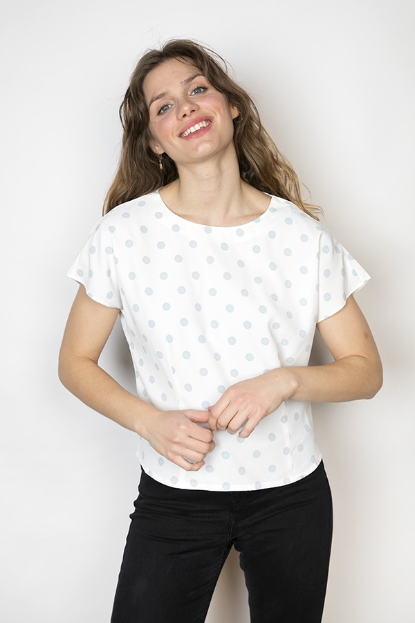 Camisa vintage blanca con topos celestes