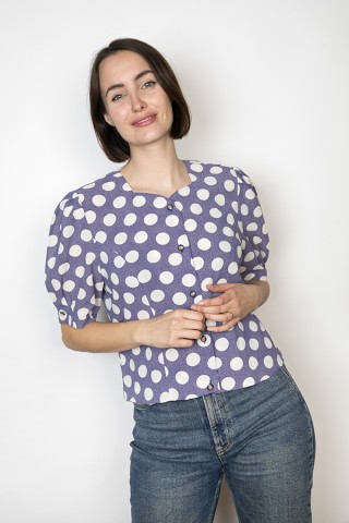 Camisa vintage violeta con grandes topos