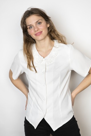 Camisa vintage blanca con cuello encaje