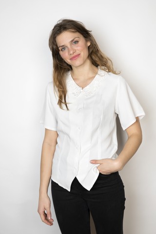Camisa vintage blanca con cuello encaje