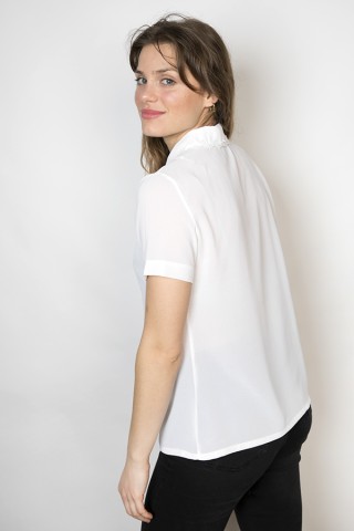Camisa vintage blanca con puntilla