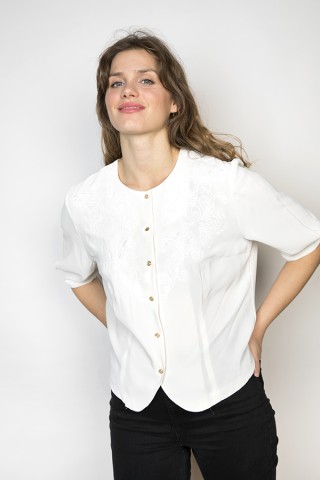 Camisa blanca con bordado