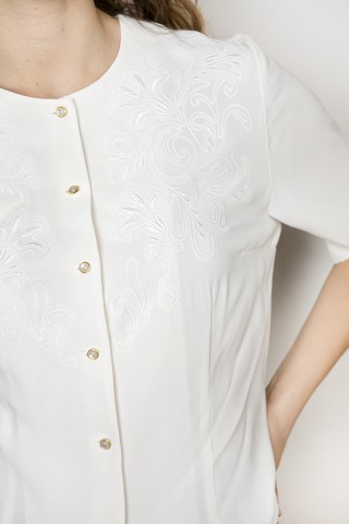 Camisa blanca con bordado