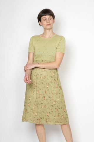 Vestido vintage verde claro con falda floreada