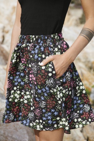 Falda mini negra con flores fluor
