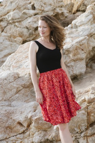 Falda midi roja con florecitas blancas y negras