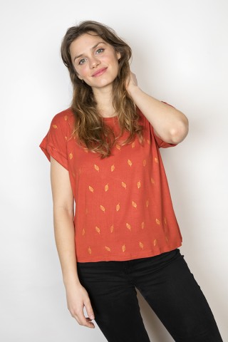 Camiseta SusiSweetdress naranja con hojas doradas