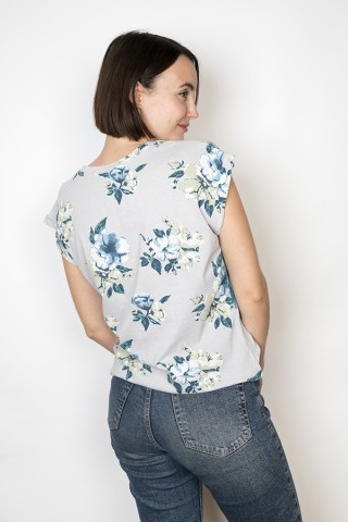 Camiseta SusiSweetdress gris clar con flores azules y beis