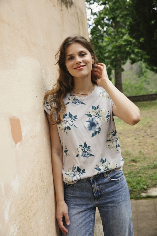Camiseta SusiSweetdress gris clar con flores azules y beis