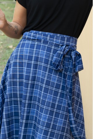 Falda midi cruzada azul con líneas blancas y negras