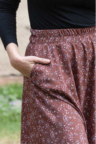 Falda maxi larga marrón con flores pequeñas