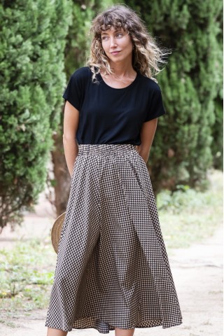 Falda maxi larga beis con pata gallo negro