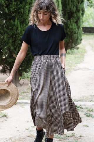 Falda maxi larga beis con pata gallo negro