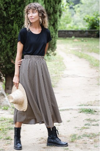 Falda maxi larga beis con pata gallo negro