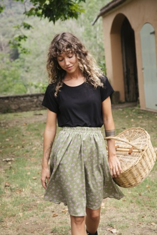 Falda midi verde con flores lilas