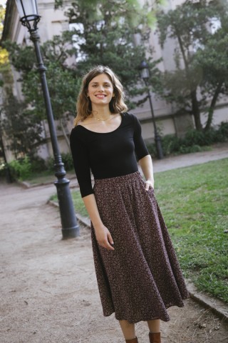 Falda maxi larga granate con flores blancas pequeñas