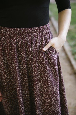 Falda maxi larga granate con flores blancas pequeñas